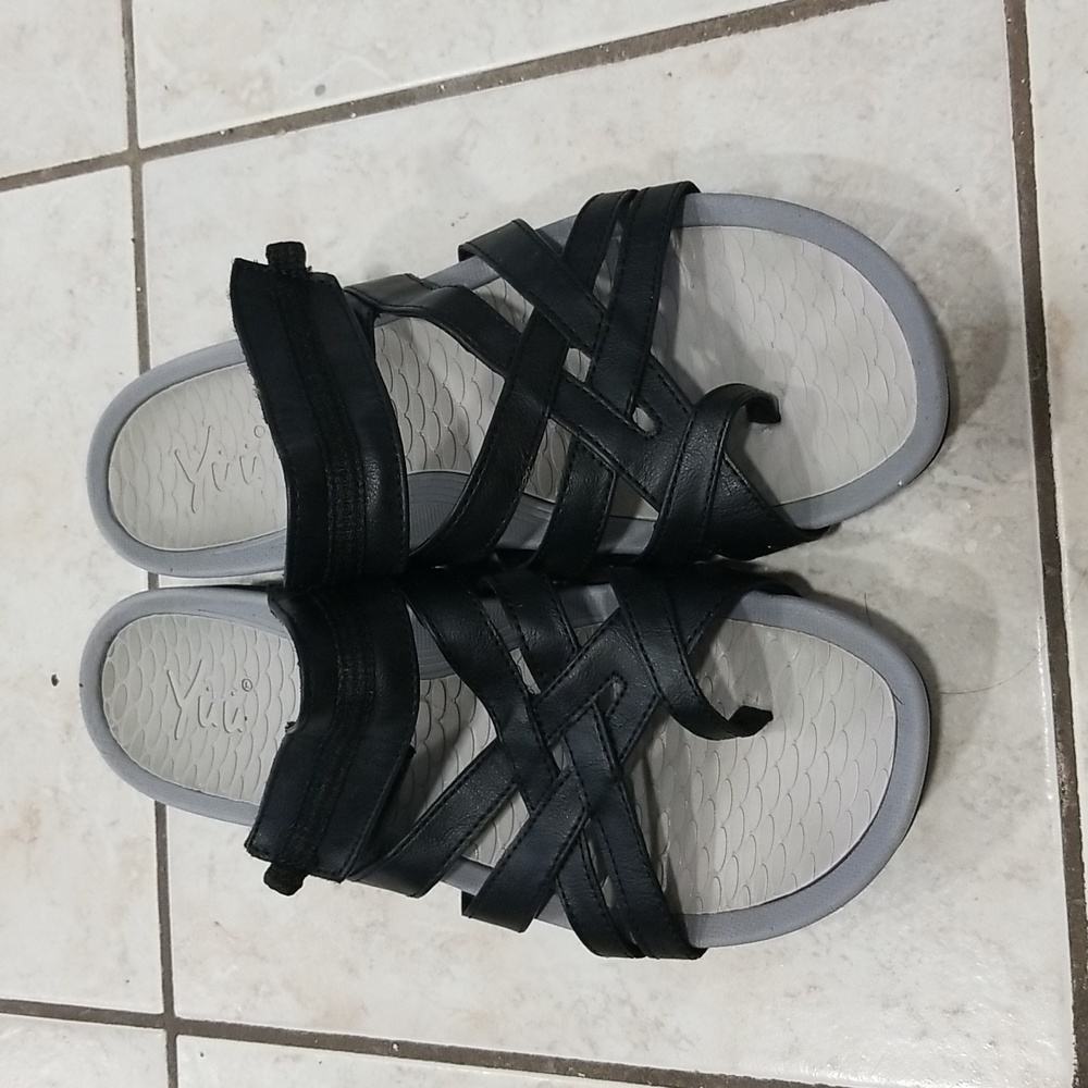 Yuu Darla sandals